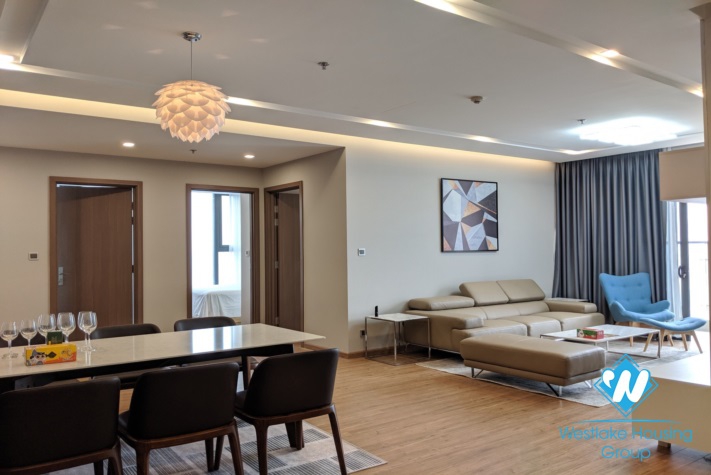 Abrand new, elegant 3 bedroom apartment for rent in Vimhomes Metropolis 